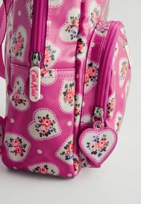 Cath Kidston MEDIUM HEARTS - Iskolatáska - pink