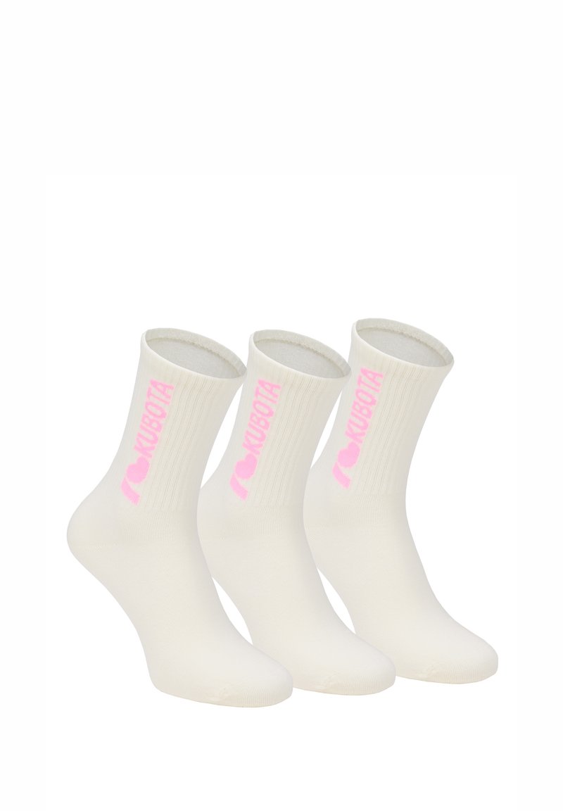 Trzy pary kremowo-białych bawełnianych skarpetek o prążkowanej fakturze, z różowym logo "I LOVE KUBOTA" po boku.