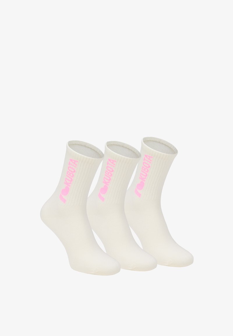 Trzy pary kremowo-białych bawełnianych skarpetek o prążkowanej fakturze, z różowym logo "I LOVE KUBOTA" po boku.