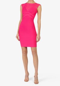 Rosa, taillierte ärmellose Kleid mit gerippter Textur, Rundhalsausschnitt und diagonalen Einsatzpaneelen, kombiniert mit transparenten Absatzsandalen.