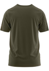 Olivegrünes T-Shirt mit kurzen Ärmeln, das ein strukturiertes geometrisches Muster an der rechten Schulter, einen runden Ausschnitt und seitliche Eingrifftaschen aufweist.