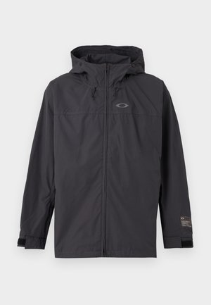 Schwarze Kapuzen-Windjacke mit Frontreißverschluss und verstellbaren Handgelenksriemen, flach auf hellem Hintergrund abgebildet.