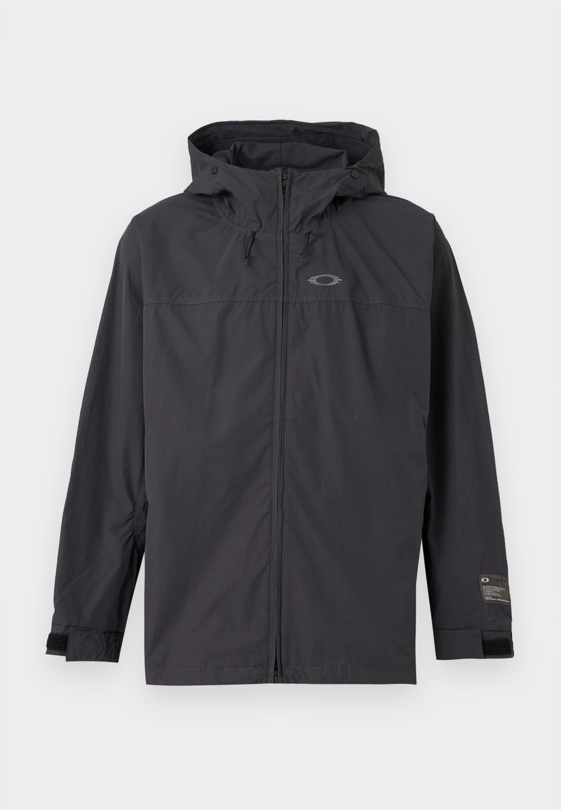 Chaqueta cortaviento negra con capucha, cremallera frontal y correas ajustables en las muñecas, mostrada extendida sobre un fondo claro.