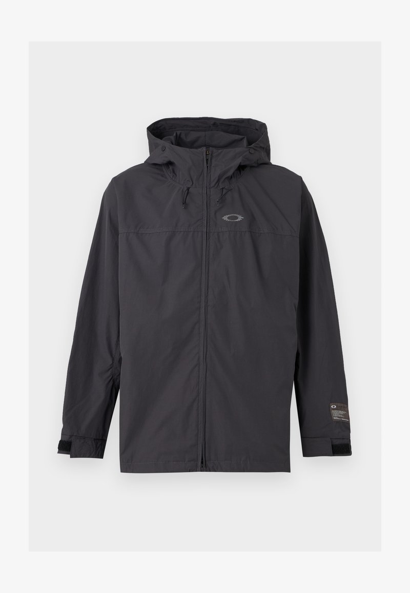 Chaqueta cortaviento negra con capucha, cremallera frontal y correas ajustables en las muñecas, mostrada extendida sobre un fondo claro.