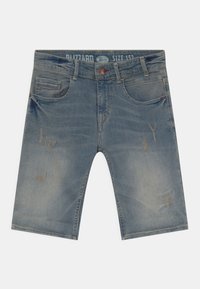Jeanshorts i ljusblått med en urtvättad struktur, med fyra fickor och lätt slitage på tyget. Storlek 152-skylt synlig.