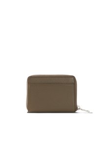 Cartera de cuero marrón con acabado texturizado, forma rectangular, cierre de cremallera y bolsillo frontal para tarjetas. Presenta herrajes en tono plateado.
