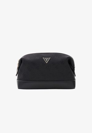 Bolso cosmético negro Guess con patrón sutil de logotipo, emblema de marca metálico en forma de triángulo y cierre de cremallera en la parte superior.