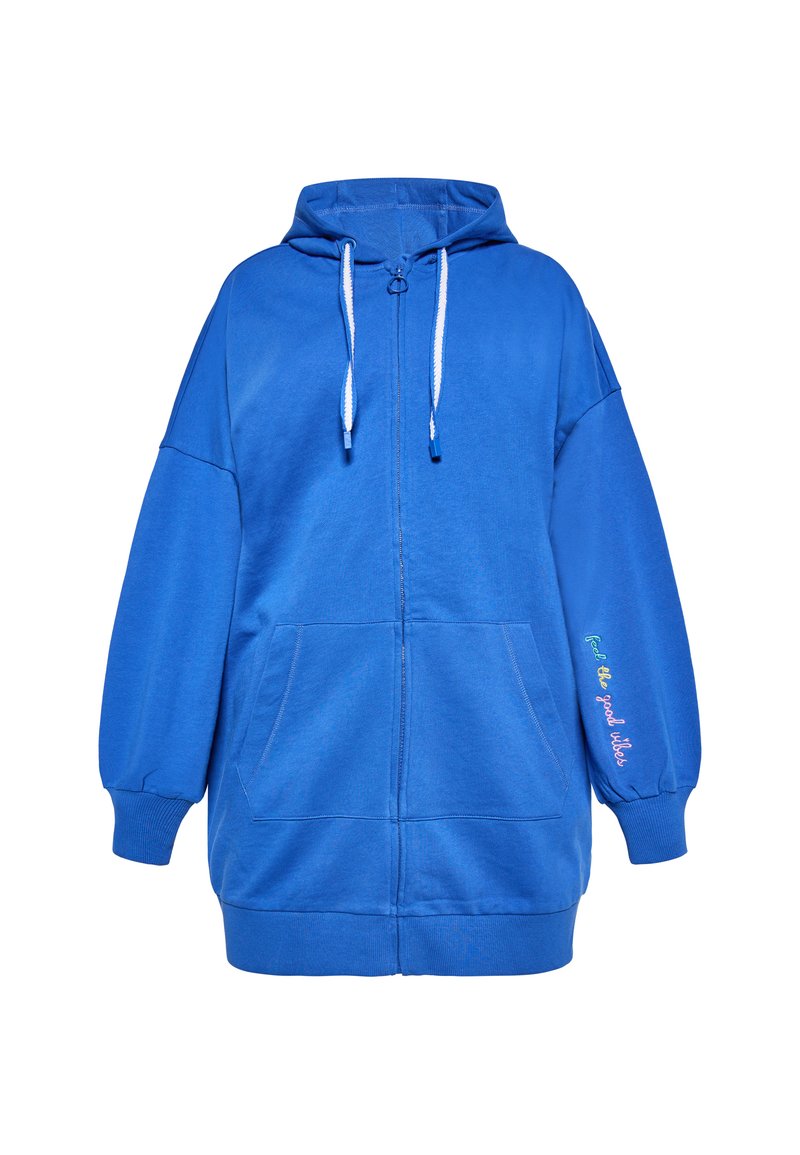 Blaue Zip-Hoodie mit großer Kapuze, zwei vorderen Taschen und gerippten Bündchen. Mit buntem Text, der auf dem linken Ärmel gestickt ist.