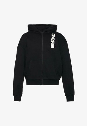 Mustast kootesest kahe tõmbluku ja puuvillase segu materjalist, kus on ees suur tasku ja valge logo vasakul esiküljel.