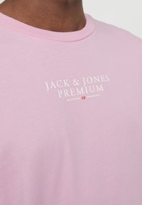 Jack & Jones PREMIUM JPRBLUARCHIE SS CREW NECK NOOS - Marškinėliai su spaudiniu - prism pink