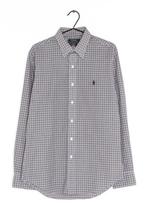 Košile s dlouhým rukávem a knoflíky, hnědý, modrý a bílý kostkovaný vzor, límec a malé vyšívané logo na levé hrudi, zavěšená na černém ramínku.