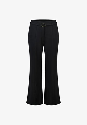 Pantalon noir à jambes larges avec une texture lisse, doté d'une taille ajustée, d'une ceinture avec une boucle dorée, et de plis marqués pour un look élégant.