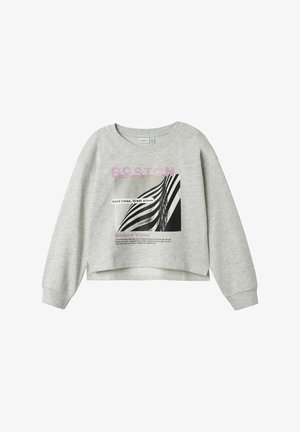 Sudadera gris corta hecha de algodón, con un gráfico en blanco y negro que incluye texto. Mangas largas con puños acanalados.