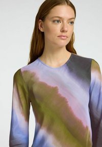Tričko s dlouhým rukávem s vícebarevným designem v odstínech fialové, zelené a růžové, vyrobené z lehkého a hladkého materiálu.