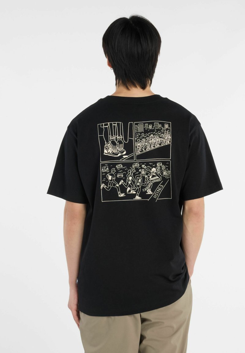 camiseta negra de algodón con un gran gráfico beige en la espalda, que representa cuatro paneles con ilustraciones y texto que describen diversas escenas.