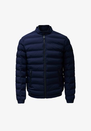 Granatowa ocieplana kurtka z poziomym pikowaniem, z zamkiem błyskawicznym z przodu, stójką i bocznymi kieszeniami na zamek, prezentowana na białym tle.