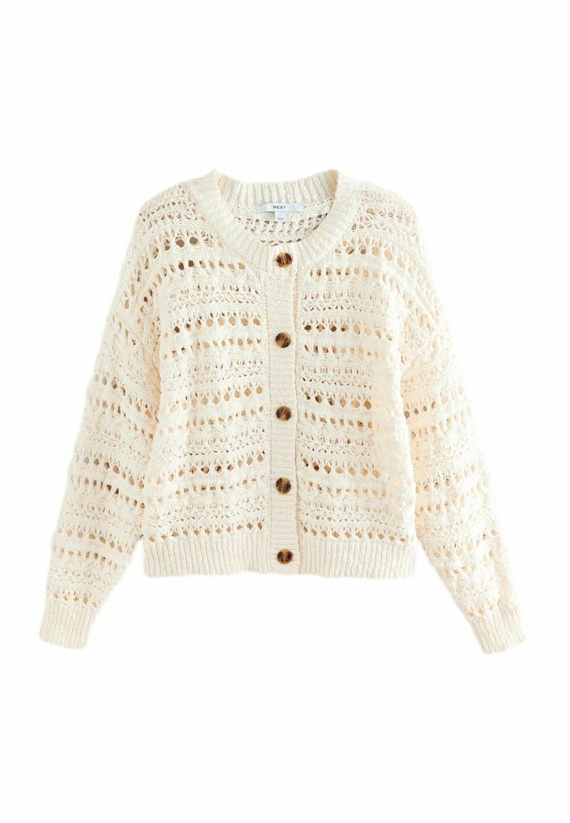 Sweter kardigan w kremowym kolorze z ażurowymi wzorami, długimi rękawami, prążkowanymi mankietami i dołem, oraz sześcioma drewnianymi guzikami z przodu.