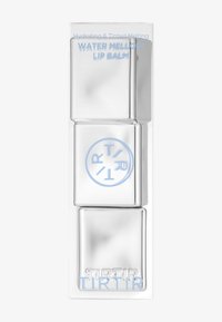 Sølv rektangulær leppebalsampakking med tre rom. Har preget logo og blå tekst som sier "Water Mellow Lip Balm."