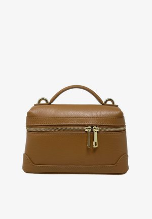 Borsa a mano in pelle marrone con chiusura a zip, manico superiore, hardware dorato e finitura testurizzata; forma rettangolare con cuciture di accentuazione.