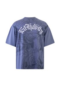Lilla bomulds t-shirt med korte ærmer, der har et stort hvidt "Ed Hardy" logo og mørke grafiske mønstre af dyr og tekst på ryggen.