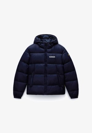 Chaqueta acolchada azul marino con capucha, que presenta paneles acolchados horizontales, dos bolsillos con cremallera y un logotipo en el pecho. Material ligero.