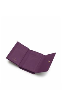 Portefeuille en cuir violet avec une finition texturée, comportant plusieurs emplacements pour cartes et un emblème doré à l'intérieur. Design ouvert pour un accès facile.