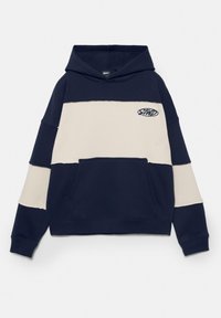 Hoodie z barvnimi bloki v mornarsko modri in bež barvi z žepom spredaj, dolgimi rokavi in majhnim stiliziranim logotipom na prsih.