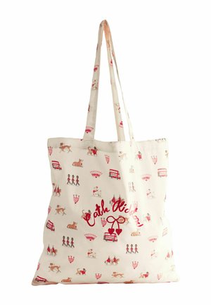 Kremfarvet tote-taske med røde London-tema illustrationer, herunder dobbeltdækkerbusser, gardere, hunde, kroner og teksten "Cath Kidston" med hjerter.