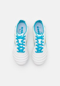 Scarpe da calcio bianche con lacci e accenti turchesi. Presenta una texture rigata e punta rinforzata. Design leggero per prestazioni migliorate.
