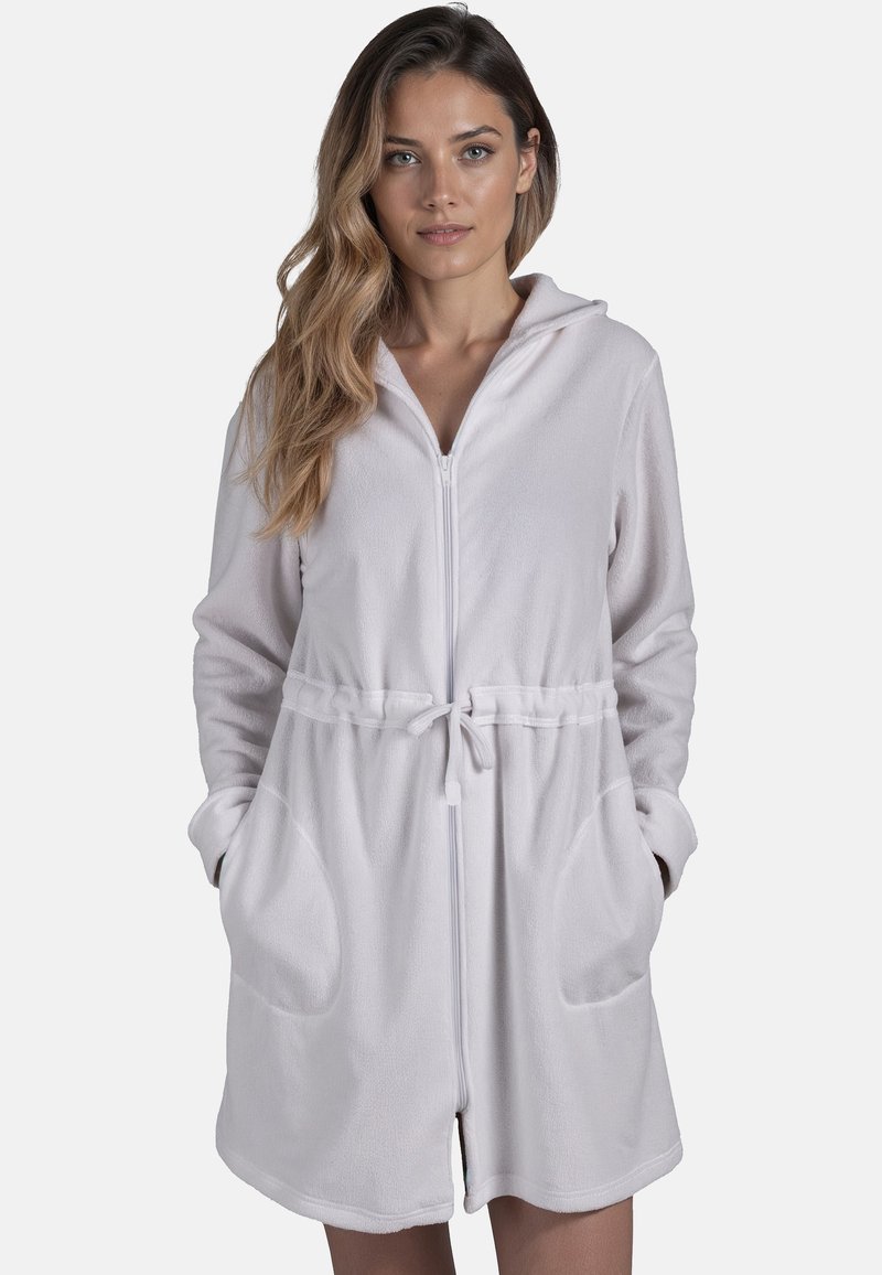 Witte fleece badjas met een capuchon, voorrits, drawstring taille en twee zijzakken. Zachte textuur en casual ontwerp.