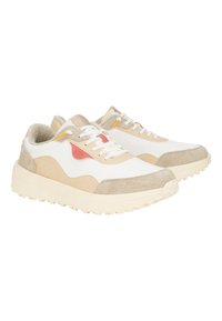 Weiße und beige Sneakers in einem Mischmaterial-Design. Sie verfügen über Suede-Akzente, Perforationen an den Seiten und eine strukturierte Gummisohle.