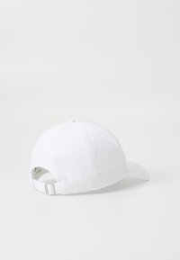 Witte baseballpet van stof, met een gebogen klep en een verstelbare band aan de achterkant. Eenvoudig ontwerp zonder zichtbare patronen of logo's.