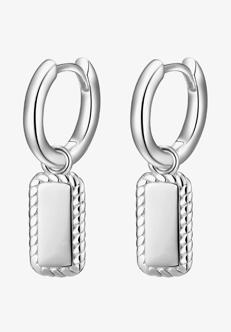 Hõbedased rõngas kõrvarõngad sisaldavad ristkülikukujulist pendantti, millel on keerutatud köie tekstuur. Kujundus on poleeritud ja kaasaegne.