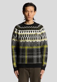 Πλεκτό πουλόβερ με γεωμετρικό σχέδιο σε μαύρο, λευκό, γκρί και κίτρινο. Στρογγυλή λαιμόκοψη, μακριά μανίκια και ριμπ μανσέτες. Μικρή λεπτομέρεια με λογότυπο.