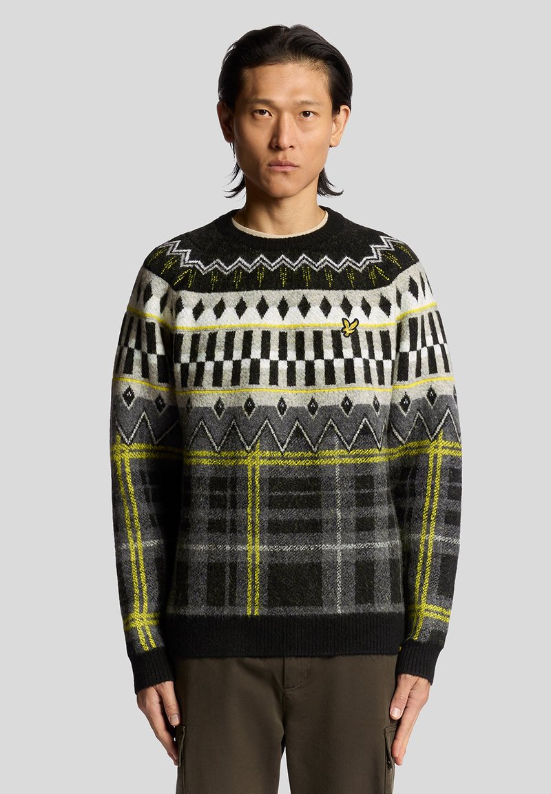 Πλεκτό πουλόβερ με γεωμετρικό σχέδιο σε μαύρο, λευκό, γκρί και κίτρινο. Στρογγ�υλή λαιμόκοψη, μακριά μανίκια και ριμπ μανσέτες. Μικρή λεπτομέρεια με λογότυπο.