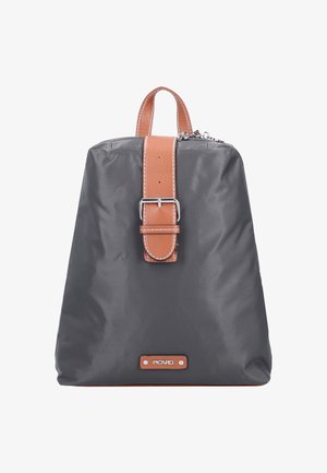 Mochila gris con tirador y asa de cuero marrón, hebilla plateada y logo "Picard" en el frente, sobre fondo blanco.