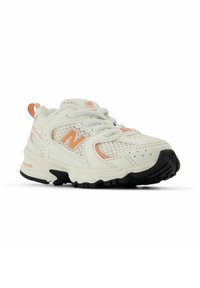 Sneaker bianche in rete con dettagli arancioni, dotate di punta arrotondata, chiusura con lacci e suola in gomma nera per una buona aderenza.