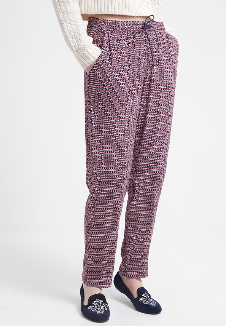 Rode en marineblauwe joggers met een patroon, voorzien van een elastische tailleband met een trekkoord, zijzakken en een losse pasvorm. Zachte stoftextuur.