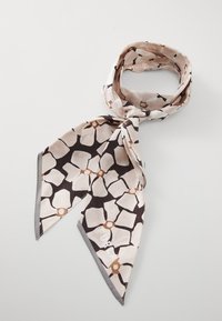 Écharpe en soie avec un motif géométrique en beige, noir et marron. Présente des extrémités pointues et des coutures grises le long des bords.