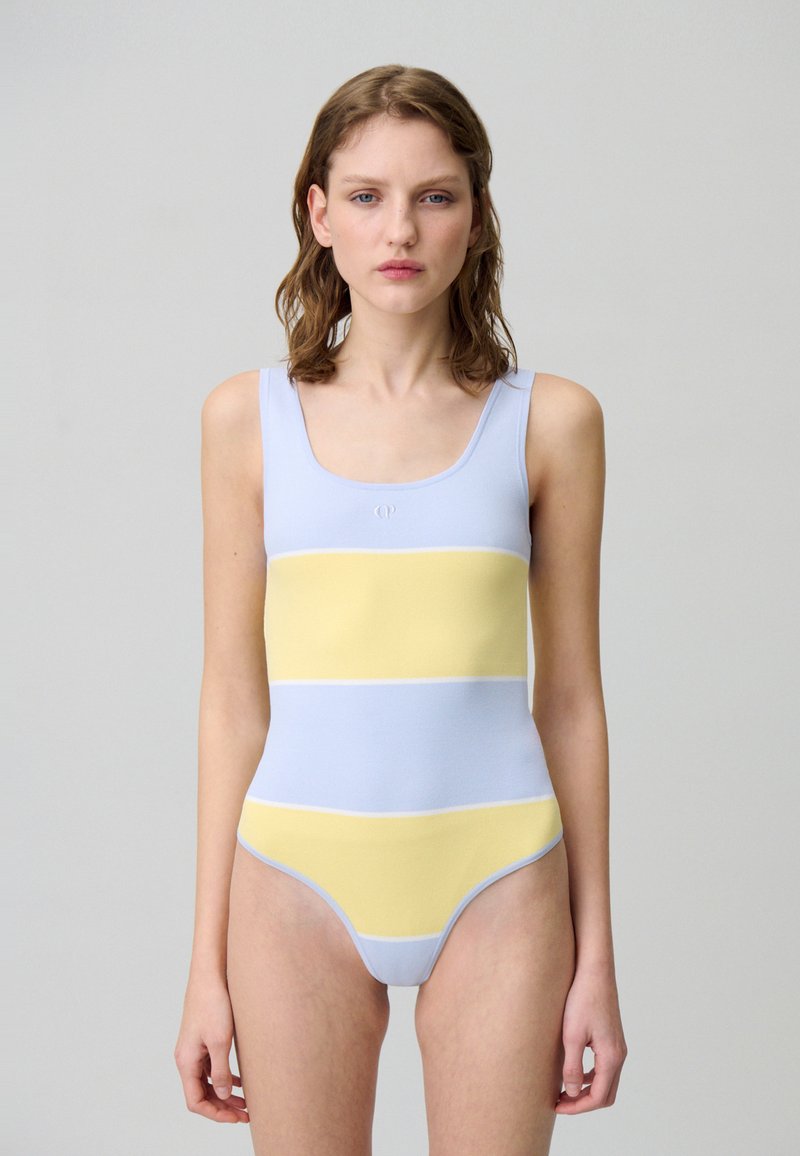 Costume intero con strisce orizzontali azzurro pastello e giallo, realizzato in tessuto morbido con scollatura a girocollo e minimal branding.