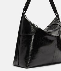 Borsa nera realizzata in un materiale lucido, con un design angolare e una superficie testurizzata. Include una tracolla e un branding discreto.