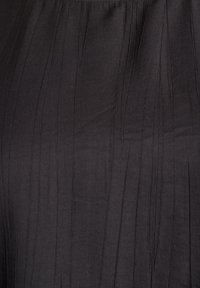 Melna auduma ar vertikālām faktūras līnijām, ar gludu apdari. Materiāls izskatās mīksts un viegls, piemērots apģērbiem.