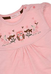 Abito di cotone rosa con ricami di gufo e motivi floreali, con dettagli volants e bottoni decorativi sulla spalla.