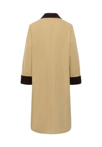 Béžový kabát s hnedým manžetovým golierom a manžetami z kordovanej látky. Dlhý, rovný strih s hladkou textúrou a bez viditeľných zapínaní na chrbte.