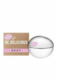 Klar rund glasparfymflaska med silverlock, åtföljd av en ljusbrun pappkartong med rosa och vit text.