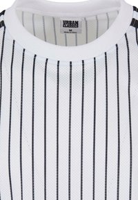 Hvit mesh sportsskjorte med svarte vertikale striper, med rund hals og "URBAN CLASSICS"-merke sydd innvendig.