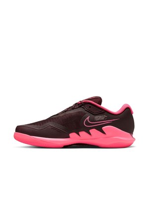Low-profile Nike sports shoe in dark brown with bright pink sole, inner lining, and swoosh logo, designed for athletic performance.