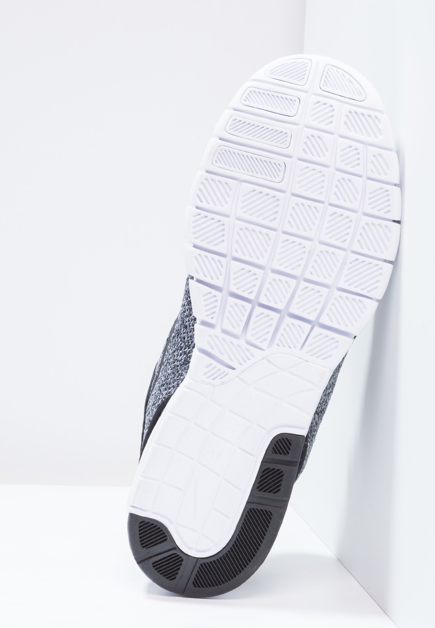 grey & black stefan janoski max trainers
