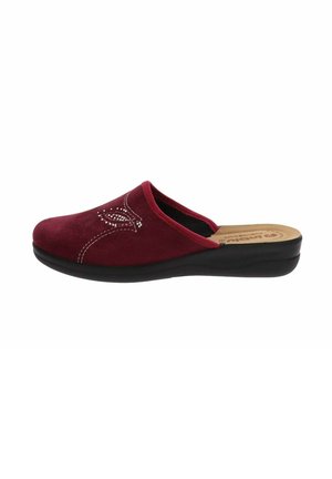 Zoccoli in suede rosso con punta arrotondata, cuciture dettagliate e motivo floreale. Suola sintetica nera, design slip-on per una facile vestibilità.