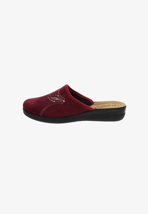 Zueco de ante rojo con punta redonda, costuras detalladas y patrón floral. Suela sintética negra, diseño sin cierre para facilitar su uso.